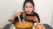 韩国吃播小姐姐,吃乌冬面和泡菜,看着不错,吃起来很香