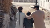 春暖花又开:柳宗嘉带小白找李安奎看皮影戏,歌曲特意相逢兄弟橘子买来三碗酒窗花是电视剧图片