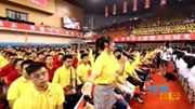 开学典礼,观众席女生突然唱响《歌唱祖国》感动全场,我爱你中国音乐背景音乐视频音乐爱奇艺