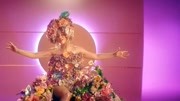 水果姐Katy Perry 新单《Never Worn White》MV首播，水果姐这清纯嗓音十分美。..