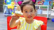 韩国小萝莉宝蓝在室外游乐场玩侠盗飞船和大摆锤，太刺激了！