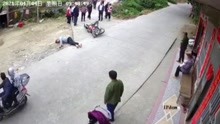 女子骑摩托撞倒小男孩 倒地抽搐90秒村民淡定围观