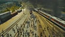 釜山行：好不容易搭上救命列车，丧尸却追了上来，差点把火车拉停