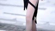 太好看了！美女穿黑色开叉裙配黑丝气场强，笔直细腿好抢镜