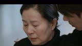 《危险爱人》：江诣推着母亲(刘晨霞饰）去参加苏糖父亲葬礼，巧遇沈医生道出惊天秘密