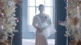 耀眼的你啊：新娘穿泡泡袖白婚纱别致，身姿优雅，新郎魂都勾没了