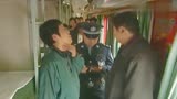 神探：混混在火车上耍赖，怎料他旁边就是便衣警察，有好戏看了