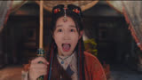一伞烟雨，美女以为门口是个猫妖，没想到开门瞬间吓傻了