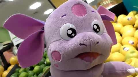 萌宝大作战 小女孩非常喜欢紫色玩具