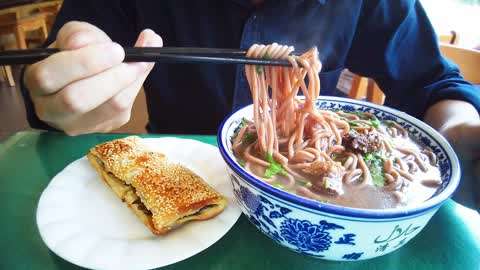 吃貨大正子 : 正定古城100多年的餄餎老店,大碗餄餎10塊錢,燒餅夾肉