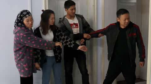 父亲把女儿捆起来干 