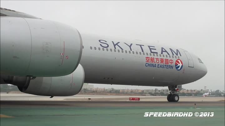 东航天合涂装A340-600在洛杉矶机场起降-爱奇艺泡泡