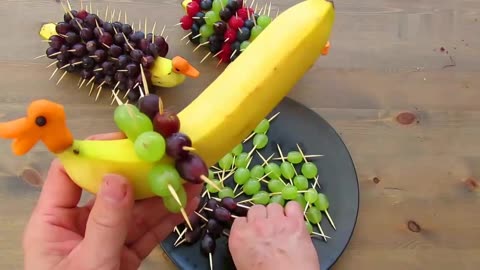四种水果用牙签串好,制作身上长满刺的水果拼盘