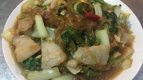 小白菜燉粉條,簡單的農家做法,白菜脆嫩,粉條爽滑,肉酥不油膩