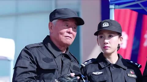 警花与警犬:幸运见大饼参加障碍赛,忍不住一跃,真是个急性子!