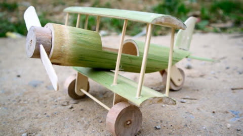 手工diy迷你玩具,利用竹子制作小型飞机,小朋友们爱不释手!