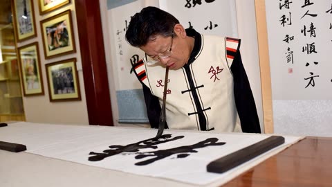 无臂书法家和志刚神来之笔