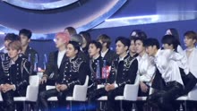 EXO参加颁奖典礼 最后知道获奖显得很冷静
