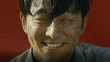 韩国恐怖片《釜山行》，大叔开车时撞死一头鹿，万恶之源由此开始