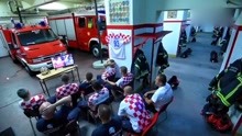 【紧急出警】克罗地亚萨格勒布消防局在其Facebook主页上分享了一段视频——几名消防员正在观看世界杯..
