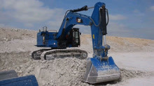 罕见的蓝色挖掘机矿山工作视频