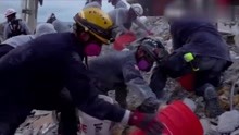 美国消防员在废墟中找到自己7岁女儿遗体抬走后救援人员相拥而泣
