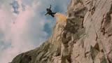 龙兄虎弟：高手从悬崖上跳伞，却精准落到热气球上，全程胆战心惊