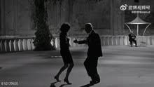 电影考研案例：费里尼电影中的精彩镜头该视频汇集了费德里科·费里尼电影中的最佳镜头。费德里科·费里尼 (Federico Fellini) 是一位意大利电影导演和编剧，创作和导演了 50 多部故事片。 他被认为是有史以来最伟大、最有影响力的电影制片人之一。费德里科·费里尼电影中使用的镜头如下：《综艺灯