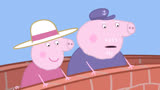 小猪佩奇：猪爸爸不会开船，居然倒着开进了船洞，吓坏猪爷爷了