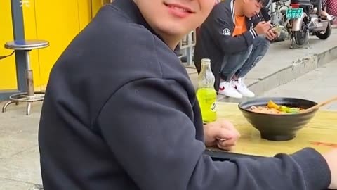 #李子柒螺蛳粉 汤底红亮，醇厚鲜香，回味鲜爽，满足你挑剔的味蕾