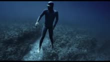 世界自由潜水大神Guillaume Nery，跟随重力在深海中潜水全程闭气
