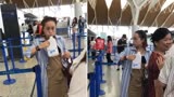 现实版“人在囧途”，美女机场当众喝完整桶牛奶