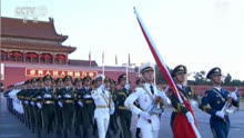 为祖国庆生！天安门广场14万人观看建国69周年升旗仪式