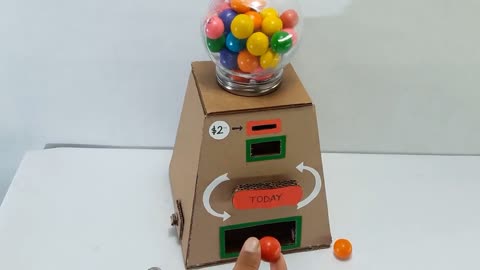 如何用纸板diy一个自助糖果机,一块钱可以按一次哦!