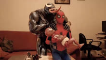 毒液真是厉害，竟然让蜘蛛侠来给他看孩子，好有一家人的感觉