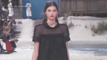 2019香奈儿沙滩大秀：黑色设计超模成熟自信！完美的时尚！