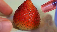 把草莓的籽全部抠掉，看起来感觉怎样？网友：不能忍！