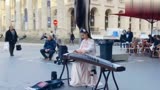 美女在街上弹奏西游记主题曲，美妙动听
