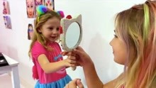 小萝莉乐园：斯泰西和姐姐进行公主化妆挑战赛，谁会是最美公主