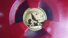 前几年收藏熊猫币的今年都笑了，这样的小金币市场价值也涨了不少