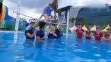 西卡郑秀妍韩国综艺跑男名场面。水池里跳高。进入水桶的西卡宝宝原视频。看完笑抽了