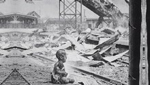 轰炸上海南站后的“中国娃娃”，后来得到了上海童子军小心的救护