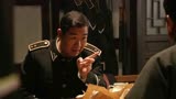 草根王：小帅要把大褂脱下来，不料被一个男子拦住，发生了什么
