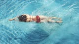 《狙击之王-3》男人泳池享受人生，下一秒血染池水，师姐太飒了！