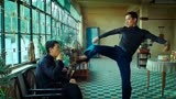 年轻的李小龙在电影《叶问3》中就展示了他的速度和力量