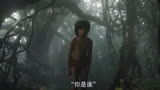 这个小男孩正在森林觅食#奇幻森林 #电影推荐  