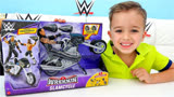 哥哥锻炼身体变成WWE巨星超酷，爸爸给俩兄弟送了一盒WWE玩具