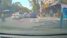 上海一小车撞到外卖员并顶出数十米，此前还撞了单车，交警回应