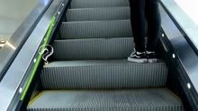 超市扶梯事故：缺失踏板引发的安全警示