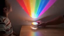 用宽透明胶带加上马克笔，就可以给孩子做一个彩虹投影灯哦！